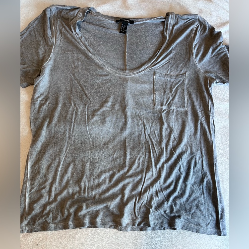 FOREVER 21 T-SHIRT